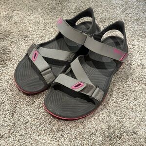 Teva Women’s sandals 7